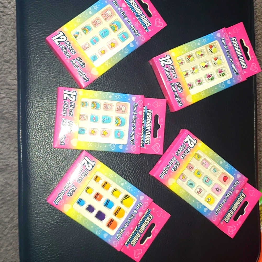 Set of 5 girls fake nails💫